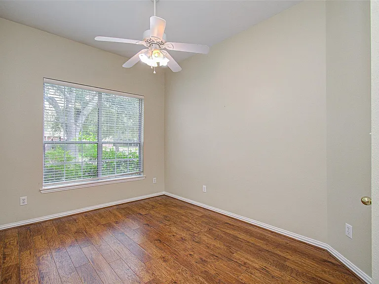 18223 Heathridge Ln — Photo 11