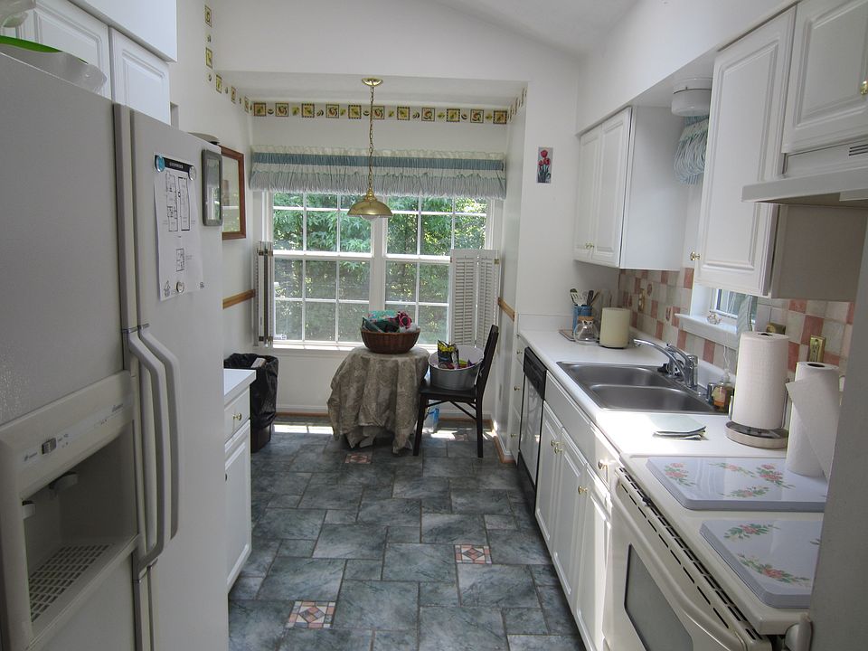 1st image of 325 Woodland Green Ct