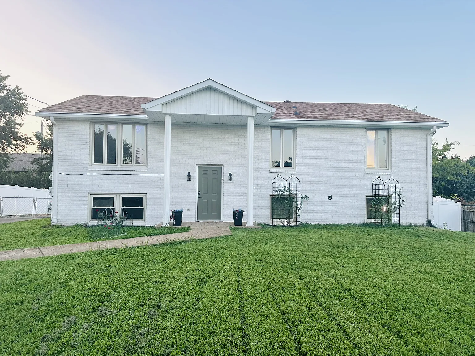4 bed, 3.0 bath, 1665 sqft, $2,200 — Photo 1