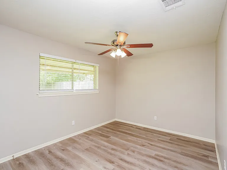 332 Coventry Ln — Photo 15