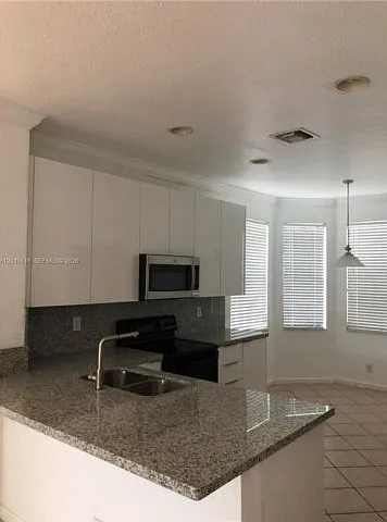 693 Live Oak Ln — Photo 2
