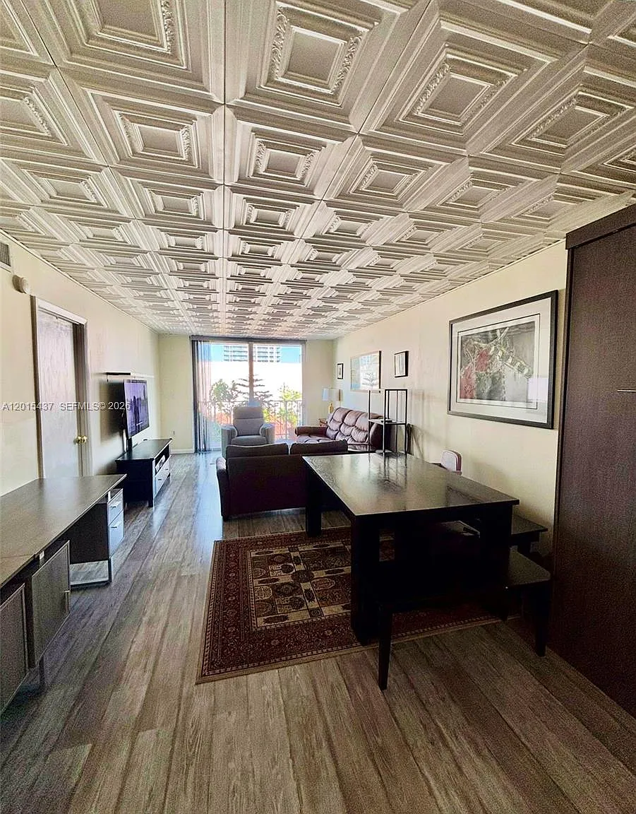 Boston Plaza Condo — Photo 3
