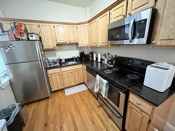 5th image of 19 Thatcher St #205