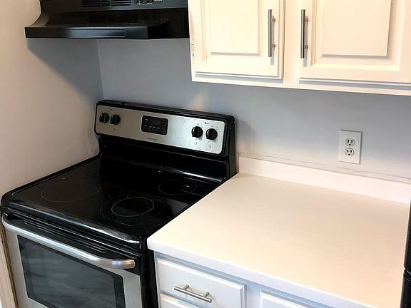 3rd image of 92 Evelyn Dr