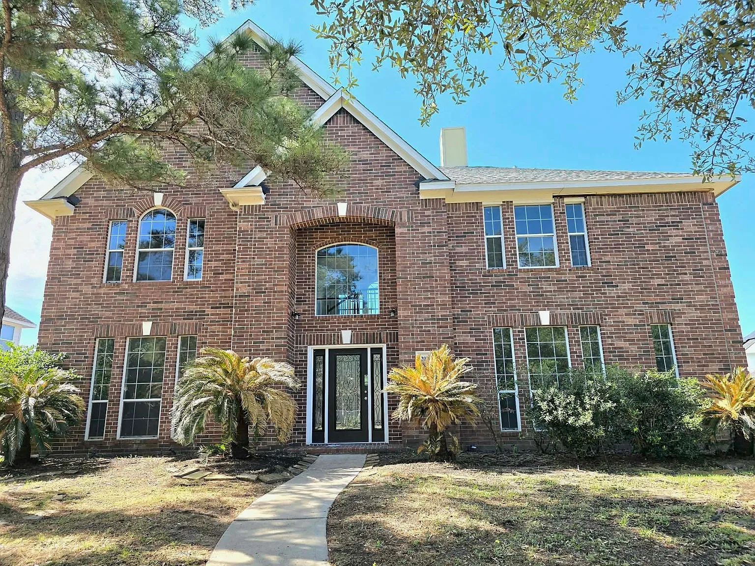 5 bed, 5.5 bath, 3758 sqft, $3,500 — Photo 2