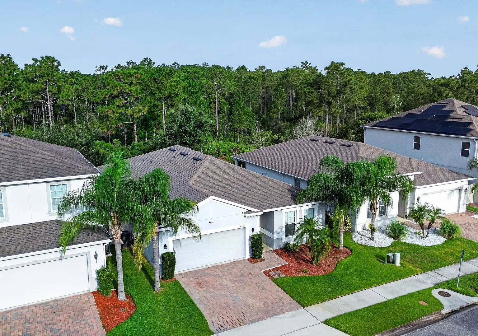 Beautiful 4/3 with fenced yard in Hunters Creek! Available Now! — Photo 4