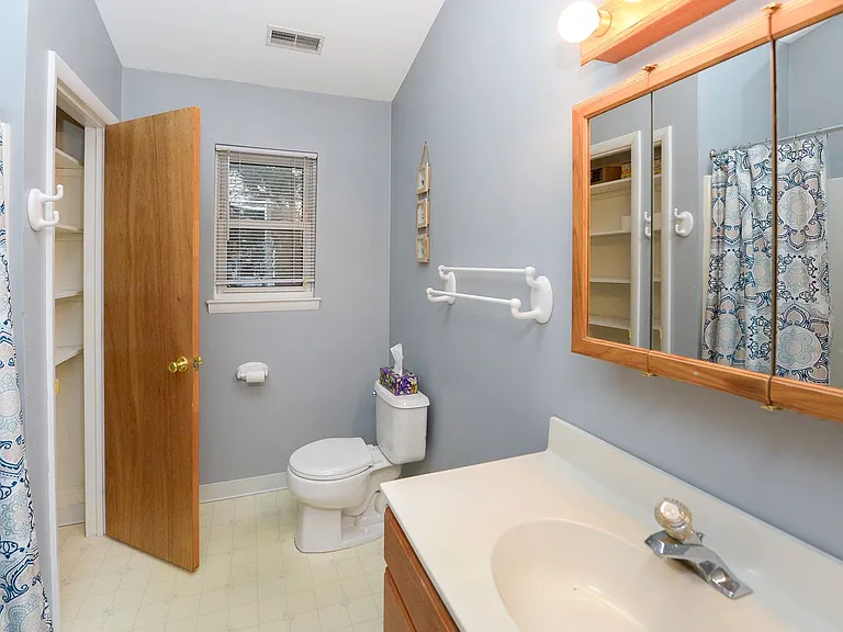 107 E Kings Hwy — Photo 24