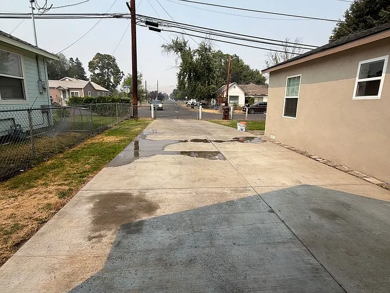 2410 Englewood Ave — Photo 33
