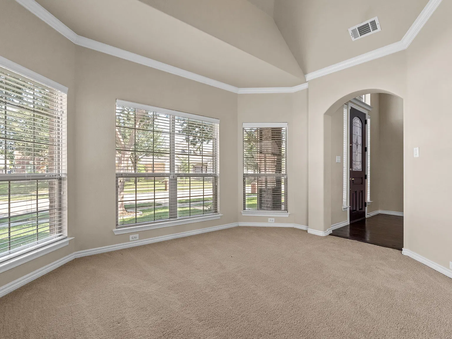 4 bed, 3540 sqft, $3,500 — Photo 4