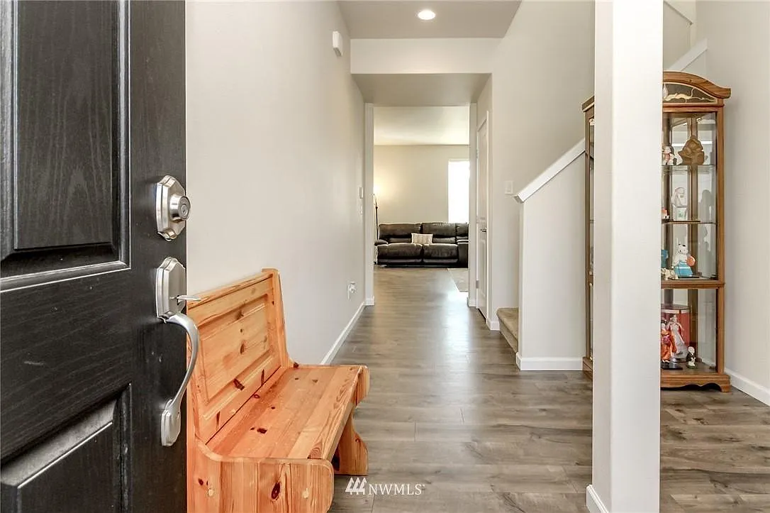 4 bed, 2.5 bath, 2159 sqft, $3,200 — Photo 4