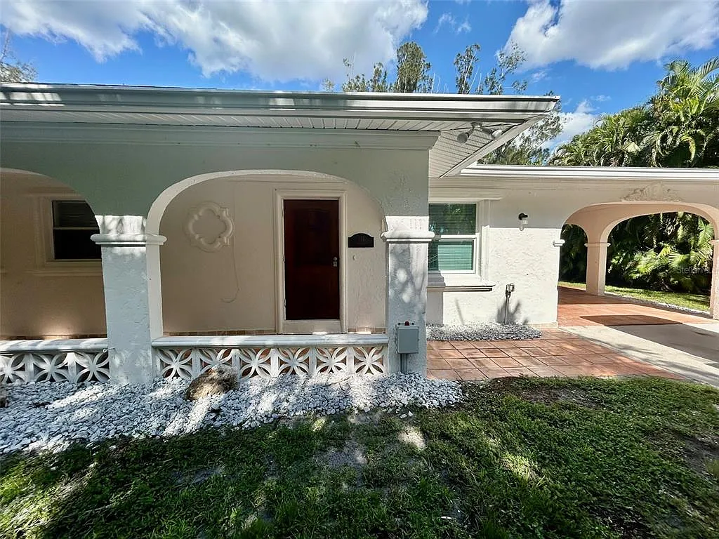 2 bed, 1.0 bath, 1241 sqft, $1,700 — Photo 2