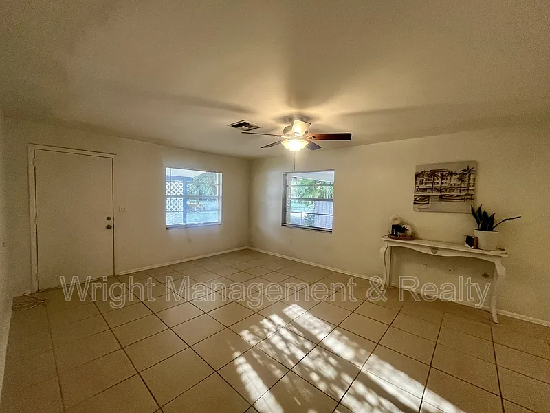 3 bed, 2.0 bath, 1063 sqft, $1,795 — Photo 3