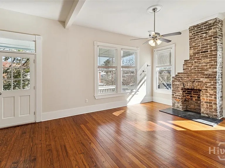 413 E Waldburg St #B — Photo 7