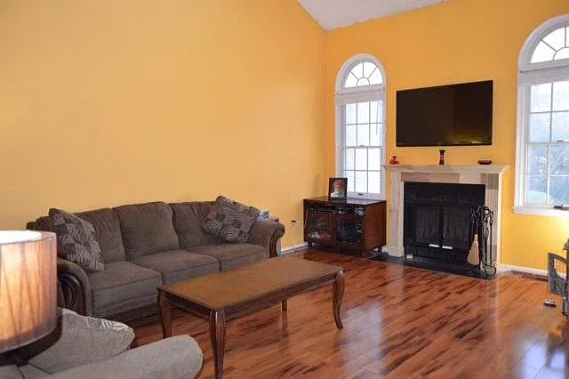 3 bed, 2.5 bath, 2818 sqft, $3,100 — Photo 4