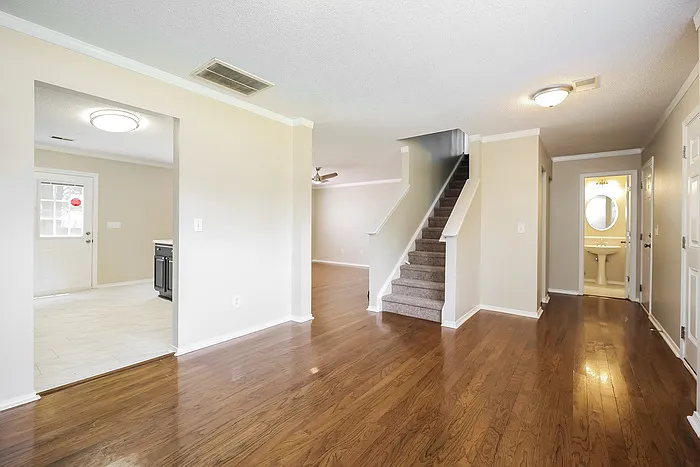 121 Hatters Ct — Photo 4
