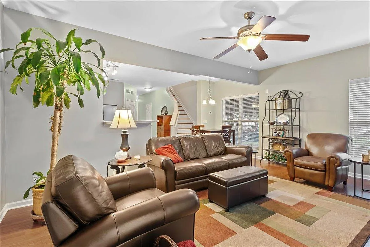 3 bed, 2.5 bath, 1657 sqft, $2,000 — Photo 4
