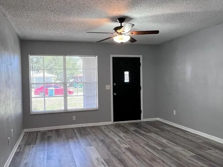 2467 Mercury Dr — Photo 2