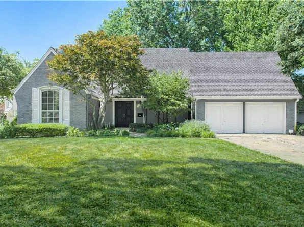 8400 Wenonga Rd, Leawood, KS 66206
