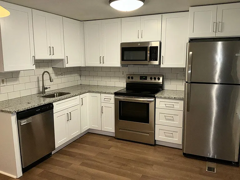20520 Strath Haven Dr — Photo 3