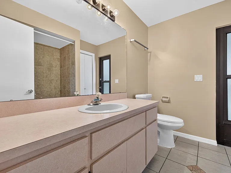 718 SW 35th Ter — Photo 22