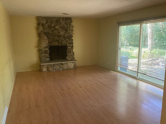 5th image of 820 King Richards Ct