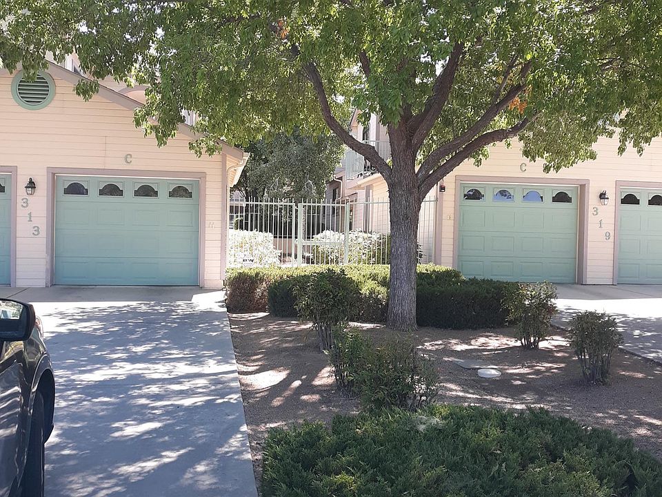 Well maintained complex with eight units.