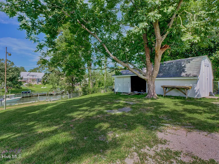 665 Hughes Rd — Photo 27