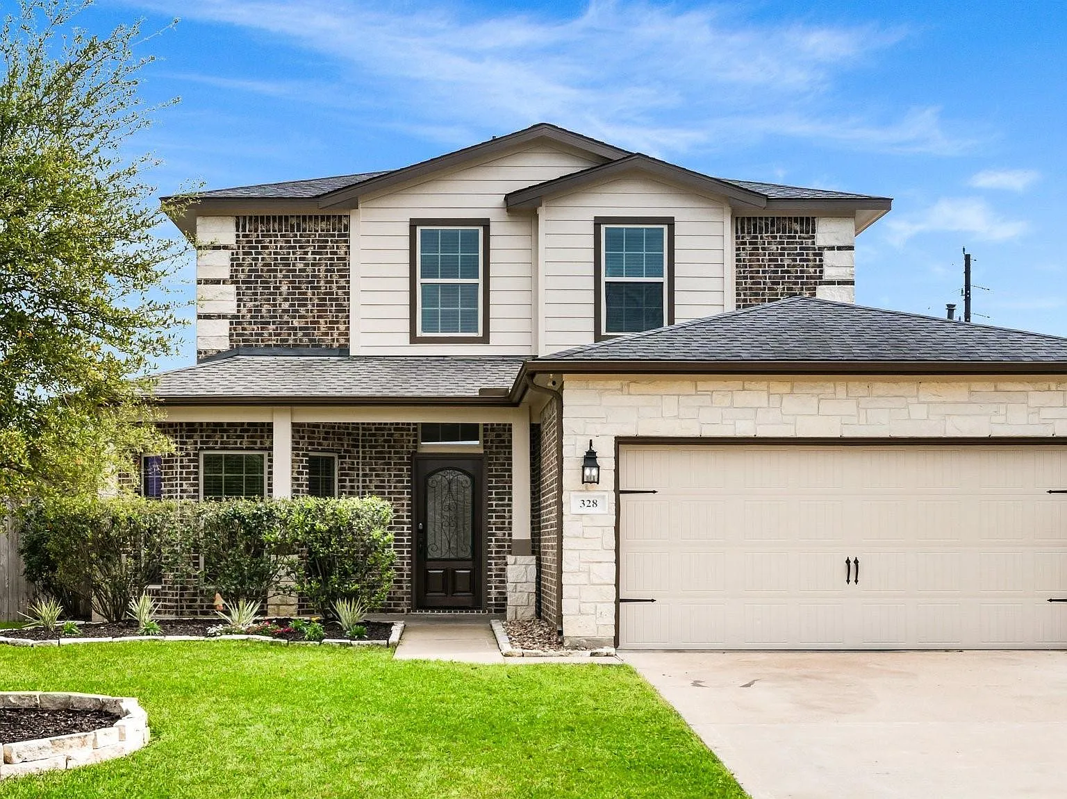 3 bed, 3.5 bath, 2269 sqft, $2,300 — Photo 1