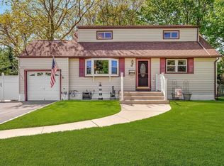 28 Dennis Dr, Ronkonkoma, NY 11779