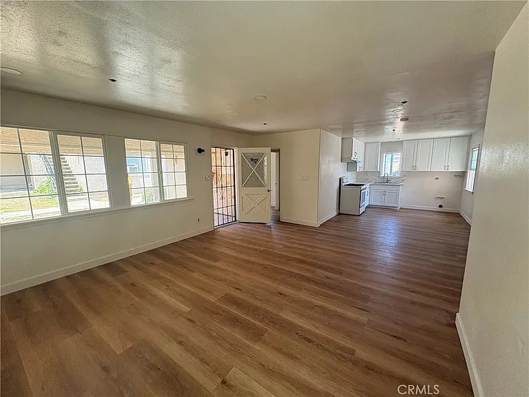 20726 Seine Ave — Photo 2