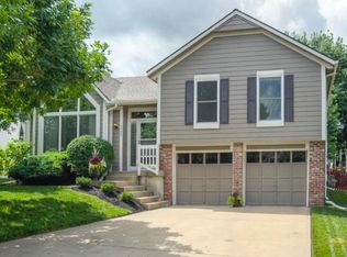 6426 Hilltop St, Shawnee, KS 66226