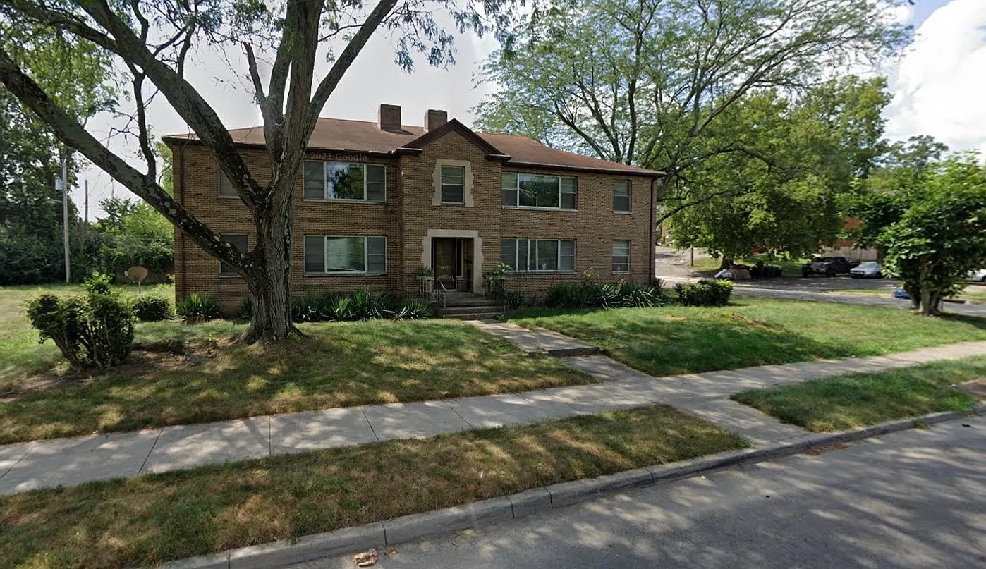 2421 Riverside Dr — Photo 1