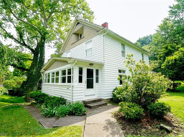 16 Riverside Dr, Poland, OH 44514