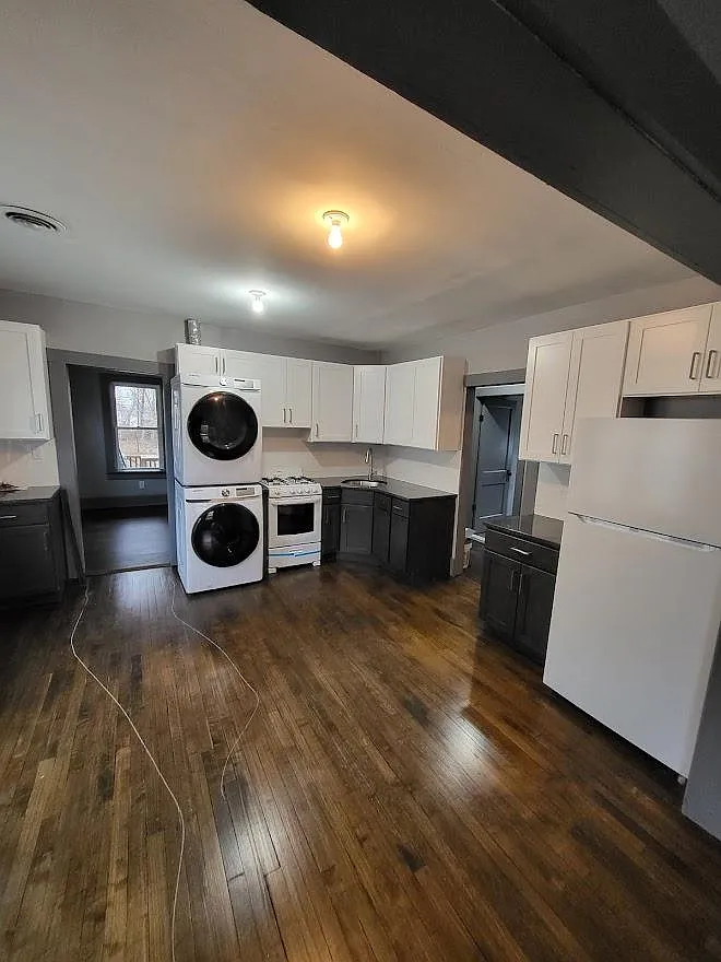 3 bed, 1025 sqft, $2,195 — Photo 2