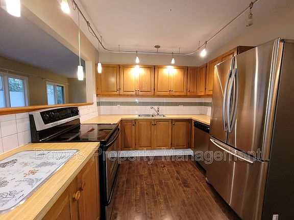 2nd image of 77 Bellevue Cres