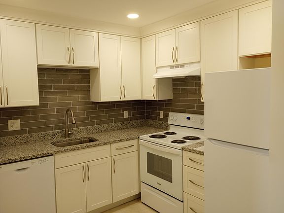 3rd image of 950 S Kanner Hwy APT A21