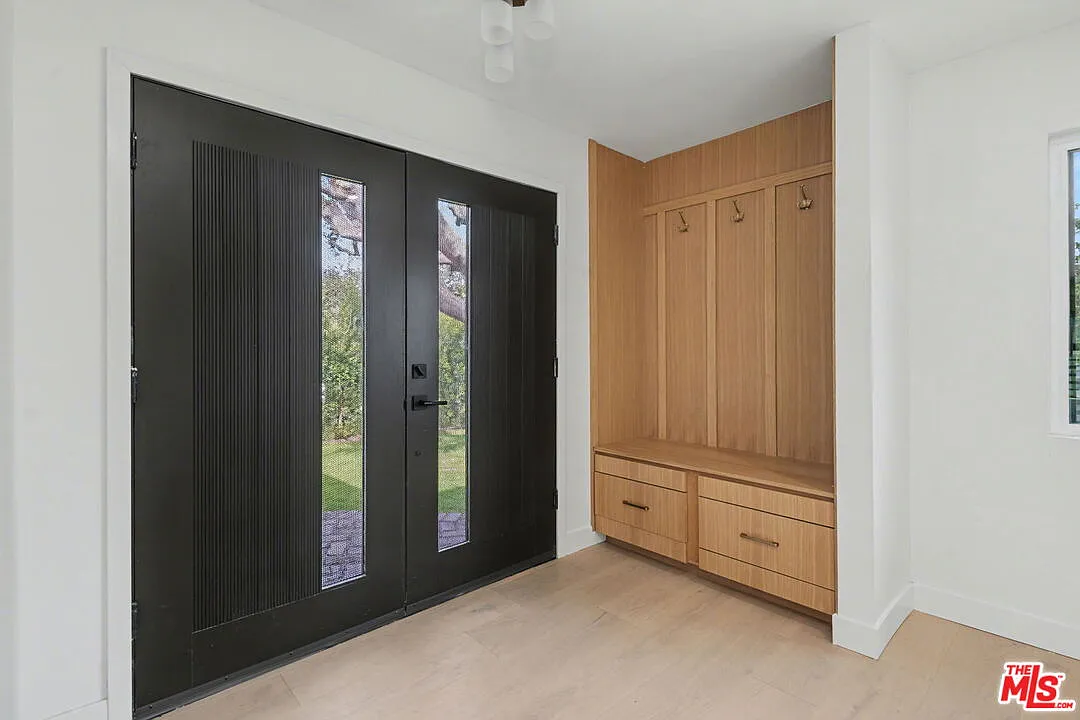 4 bed, 3.0 bath, 2346 sqft, $7,500 — Photo 2
