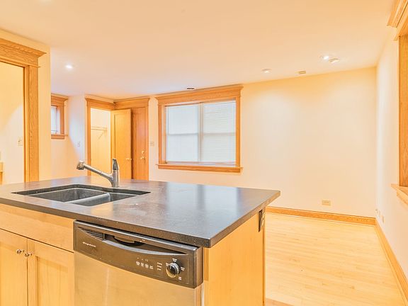 4th image of 2431 N Sawyer Ave #L
