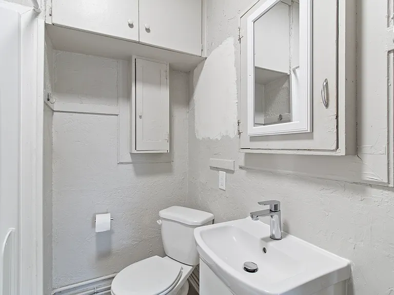 128 Broadway Ave N #2 — Photo 18