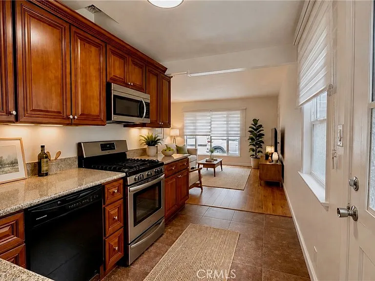 825 Green St — Photo 6