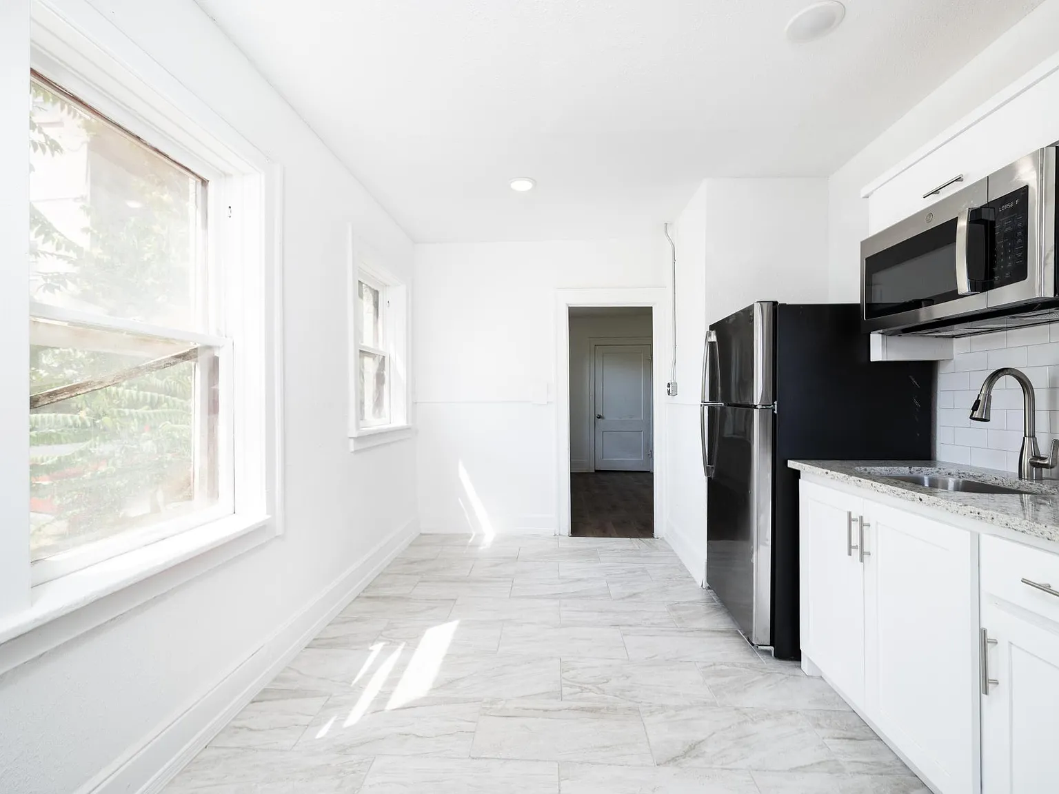 Sunset Heights - 412 W Yandell Street — Photo 4
