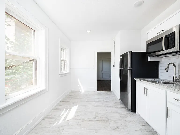 Sunset Heights - 412 W Yandell Street — Photo 4