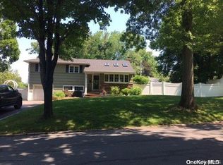 54 Old Town Ln, Halesite, NY 11743