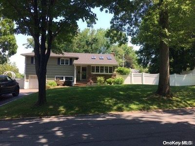 54 Old Town Lane, Halesite, NY, 11743