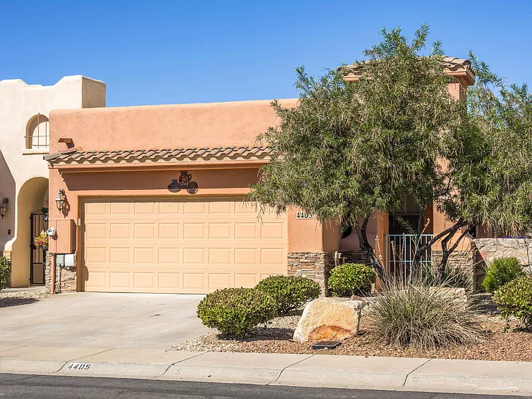 4405 Levante Dr — Photo 2
