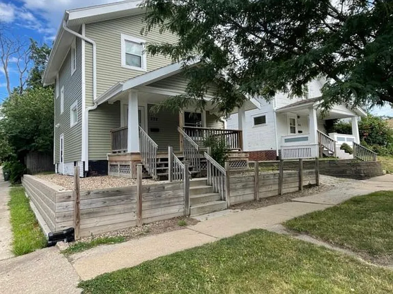 372 18th St SE — Photo 6