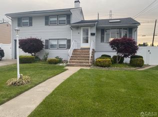 10 Webb Dr, Fords, NJ 08863