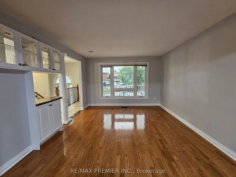 99 Albany Dr #MAIN FLOOR — Photo 8