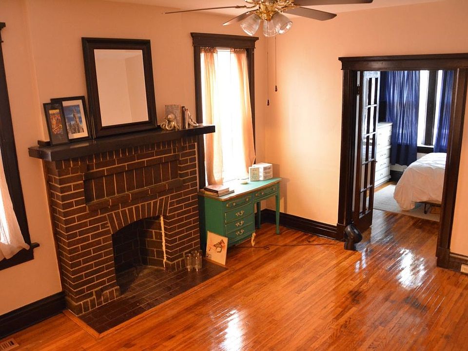 3.Living & Fireplace