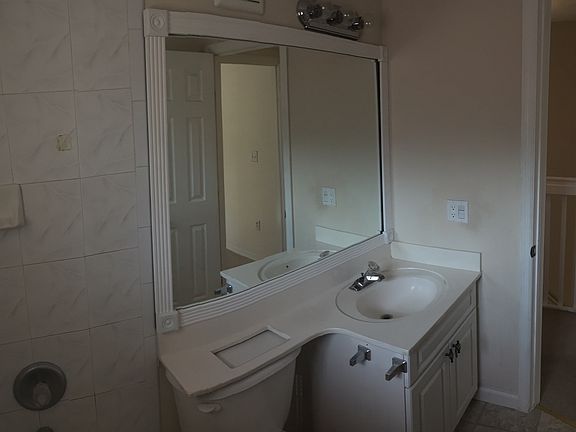 4th image of 920 NW 78th Ave Unit 1B